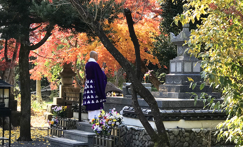 1日と15日はお墓の前でご回向を行います